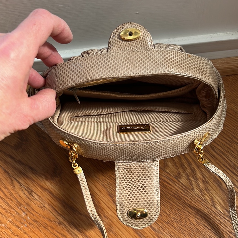 Judith Leiber~VTG~Lizard skin~beige clutch w/detach strap~Excellent condition - Picture 6 of 6